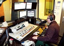  W radiu pracują profesjonaliści. Programu, który tworzą na żywo, w każdym momencie słucha kilkadziesiąt tysięcy słuchaczy