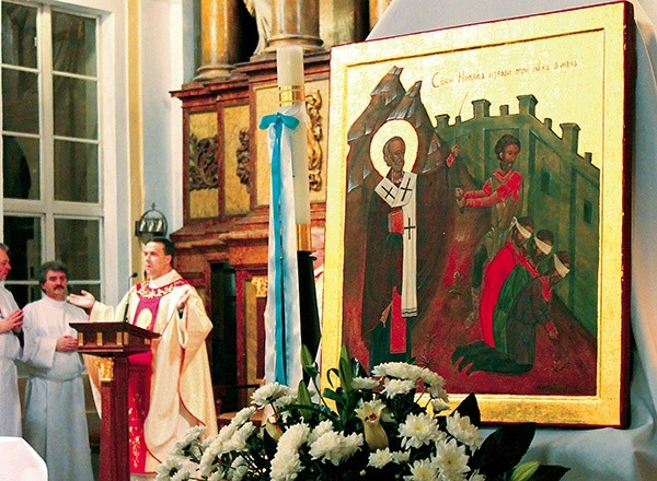  Św. Mikołaj ocala skazanych na śmierć młodzieńców (ikona A. Jastrzębskiej--Matusz)