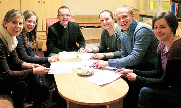 – Spotkania raz na 2–3 tygodnie, co tydzień rosyjski, raz w tygodniu spotkanie modlitewne, ciągle na łączach. Nie możemy od siebie odpocząć – mówi Kasia, jedna z uczestniczek wyjazdu