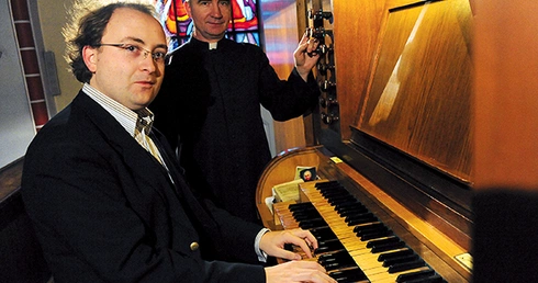  Przy organach Emanuel Bączkowski. Obok ks. Piotr Jaśkiewicz