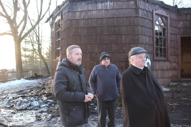 Bp Tadeusz Rakoczy z ks. Grzegorzem Kotarbą przy spalonym kościele