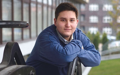 student teologii,  interesuje się życiem Kościoła oraz polityką 