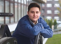 student teologii,  interesuje się życiem Kościoła oraz polityką 