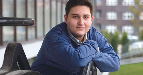 student teologii,  interesuje się życiem Kościoła oraz polityką 