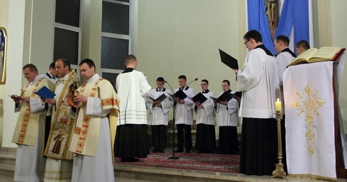 Wykonanie akatystu w Wyższym Seminarium Duchownym w Łowiczu ma uroczystą formę