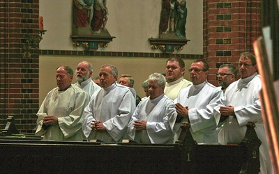 Szafarze Komunii św. w liturgicznych strojach