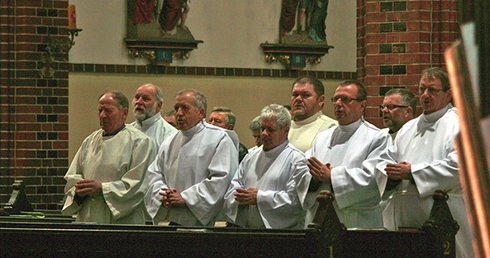 Szafarze Komunii św. w liturgicznych strojach