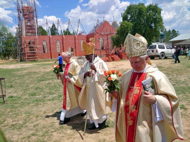 Bp Henryk Tomasik odwiedza misjonarzy w Zambii