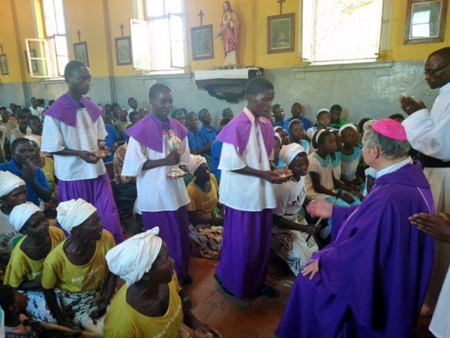 Bp Henryk Tomasik odwiedza misjonarzy w Zambii