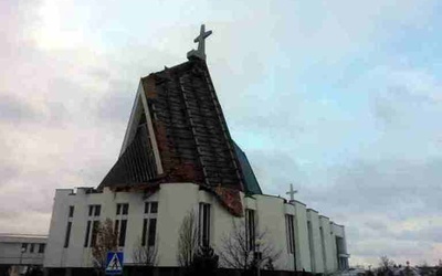 Uszkodzony dach na kościele Miłosierdzia Bożego w Dębicy