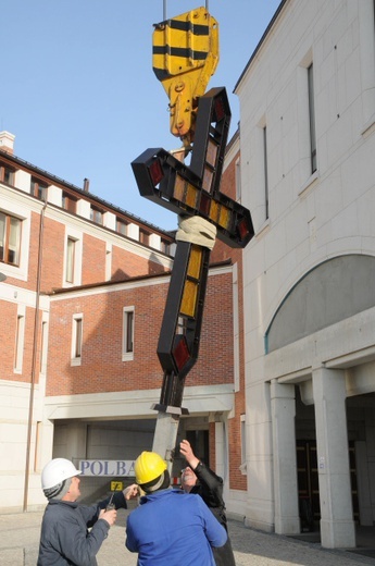 Montaż krzyża w Centrum JPII