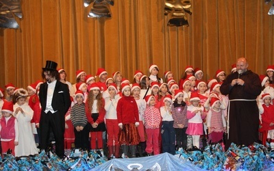 Spotkaniu ze św. Mikołajem towarzyszył występ scholi dziecięcej oraz profesjonalnego wodzireja