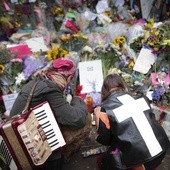 Żegnają Madibę tańcami, śpiewem, muzyką