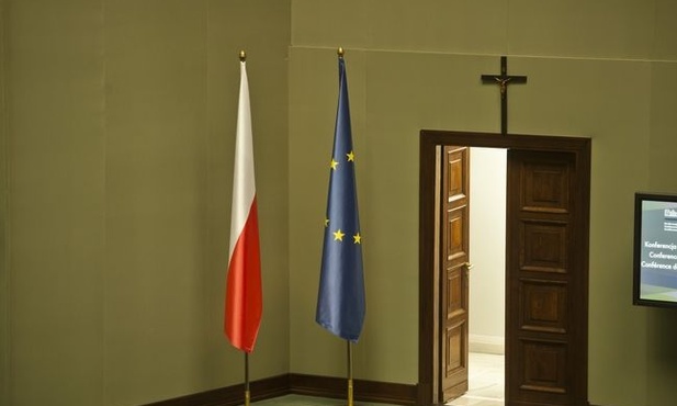 Sąd: krzyż w Sejmie zostaje
