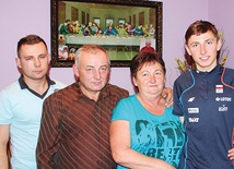 Krzysztof Biegun z rodzicami i bratem, po swoim pierwszym zwycięstwie w PŚ