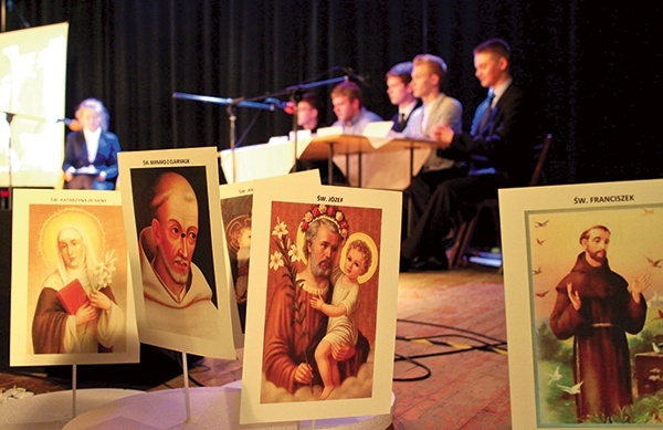 Etiudę teatralną o św. Stanisławie Kostce przygotowali uczniowie ze szkoły katolickiej w Sikorzu