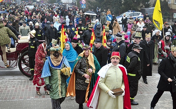  Orszak Trzech Króli (na zdjęciu: ubiegłoroczny orszak w Rypinie) to ulice miast wypełnione ludźmi, zjednoczonymi we wspólnym kolędowaniu