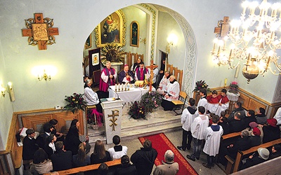  W dniu jubileuszu parafianie i goście wypełnili kościół w Okalewie