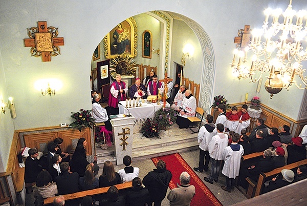  W dniu jubileuszu parafianie i goście wypełnili kościół w Okalewie
