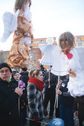 Niepełnosprawni ciągle napotykają obojętność  albo niezrozumiałe stereotypy. Anioły na Wzgórzu Zamkowym miały to zmienić