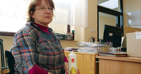  Gabriela von Rebenstok prezentuje tegoroczną świecę Wigilijnego Dzieła Pomocy Dzieciom