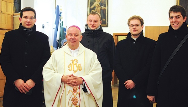 Biskup nominat  Rudolf Pierskała  z księżmi diakonami