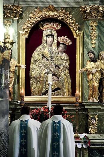  Od lat w katedrze łowickiej żywy jest kult Matki Bożej