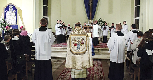 Na akatyst w Wyższym Seminarium Duchownym w Łowiczu przyjeżdżają wierni z całej diecezji 