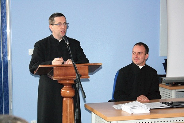  Ks. Franciszek Koenig (z lewej), organizator spotkania,  i ks. Piotr Kierpal, duszpasterz muzyków kościelnych w diecezji opolskiej