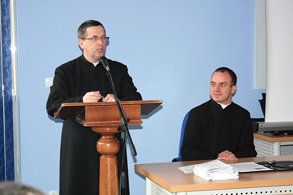  Ks. Franciszek Koenig (z lewej), organizator spotkania,  i ks. Piotr Kierpal, duszpasterz muzyków kościelnych w diecezji opolskiej