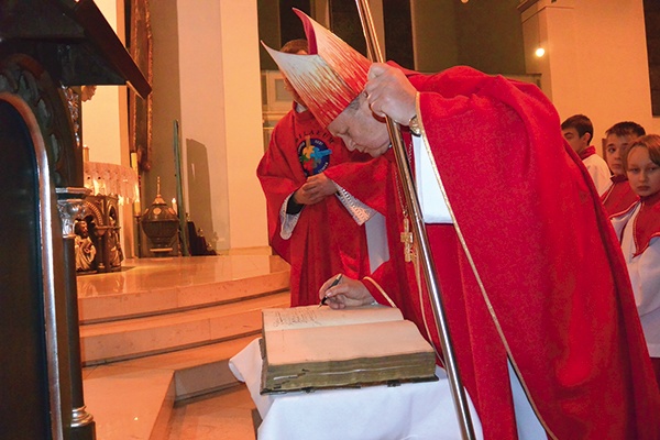  Biskup Gerard Kusz jako pierwszy wpisał się do osiemnastowiecznej księgi Bractwa św. Barbary