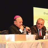  Krystian Krzemiński, bp Gerard Kusz i Arkadiusz Czech wspólnie rozmawiali o szczęściu