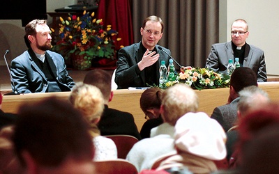  Spotkanie poprowadził pierwszy redaktor „Gościa Zielonogórsko- -Gorzowskiego” ks. Tomasz Gierasimczyk (pierwszy z prawej), obok ks. Marek Gancarczyk i ks. Marcin Siewruk 