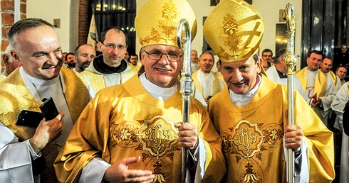 – Z pokorą i zaufaniem przyjmujemy tę posługę biskupią, ze świadomością własnej słabości i zaufaniem, że dobry Bóg będzie ją kształtował tak, że przyniesie błogosławione owoce – mówili  nowo wyświęceni biskupi