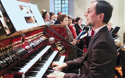  Sulechowski organista nie tylko gra na Mszach św., ale prowadzi również parafialny chór