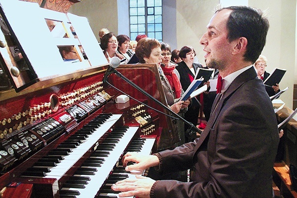  Sulechowski organista nie tylko gra na Mszach św., ale prowadzi również parafialny chór