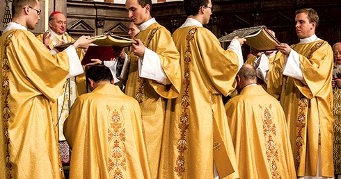  Modlitwa święceń z Ewangeliarzami trzymanymi nad głowami kandydatów