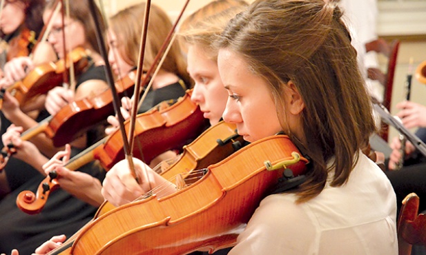  Występy młodych talentów wzbudzają wielki entuzjazm wśród słuchaczy