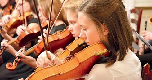  Występy młodych talentów wzbudzają wielki entuzjazm wśród słuchaczy