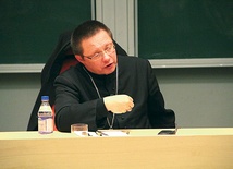  Hierarcha odpowiadał też na pytania uczestników wykładu
