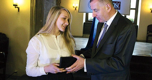  Złote pióro od prezydenta RP Bronisława Komorowskiego wręczył Marii Prusakowskiej, zwyciężczyni konkursu, gospodarz miasta prezydent Rafał Dutkiewicz
