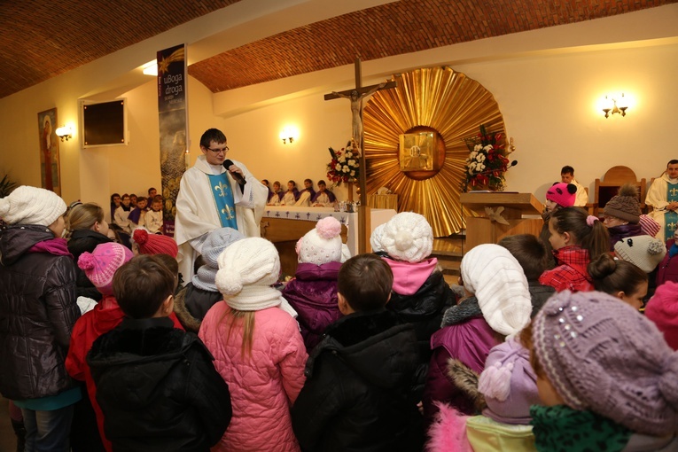 Roraty w parafii Nawiedzenia Pana Jezusa Miłosiernego w Męcinie