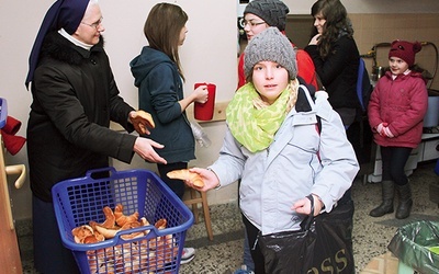  Na każde dziecko i ucznia po Roratach czeka bułka i herbata