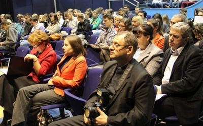 Konferencję poprowadziła lekarz Lucyna Wiśniewska (z lewej). Obok siedzą Katarzyna Kaszo-Stanik i diecezjalny duszpasterz rodzin ks. Sławomir Adamczyk