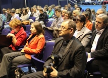 Konferencję poprowadziła lekarz Lucyna Wiśniewska (z lewej). Obok siedzą Katarzyna Kaszo-Stanik i diecezjalny duszpasterz rodzin ks. Sławomir Adamczyk