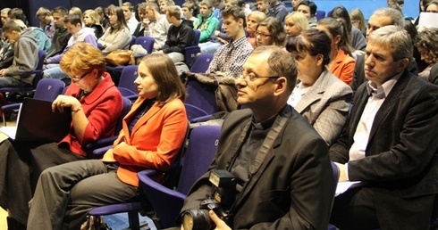 Konferencję poprowadziła lekarz Lucyna Wiśniewska (z lewej). Obok siedzą Katarzyna Kaszo-Stanik i diecezjalny duszpasterz rodzin ks. Sławomir Adamczyk