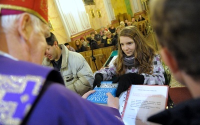 Biskup błogosławi Drodze Neokatechumenalnej