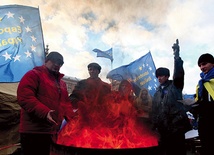 Prezydent Wiktor Janukowycz ugiął się pod szantażem Rosji i nie podpisał umowy otwierającej Ukrainie drogę do Unii Europejskiej. Tymczasem dziesiątki tysięcy Ukraińców od tygodni na kijowskim Majdanie Niezależnosti domagają się wyrwania ich kraju spod rosyjskiego „protektoratu”