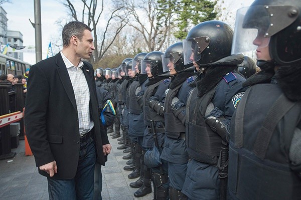 Bez większego zaplecza politycznego, za to z coraz większym kredytem zaufania społecznego, Witalij Kliczko wyrasta na nowego lidera ukraińskiej sceny politycznej