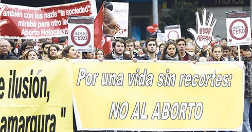 Zmiany ustawy o aborcji na życzenie, uchwalonej przez socjalistów w 2010 r., domagali się uczestnicy demonstracji, które odbyły się 17 listopada br. w 47 miastach w całej Hiszpanii. Na zdjęciu: Marsz dla życia w Pampelunie
